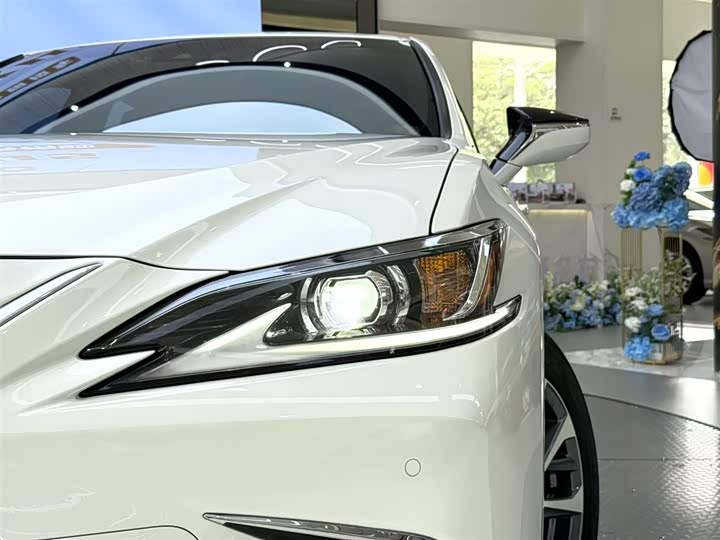 Фото 6 - Lexus ES