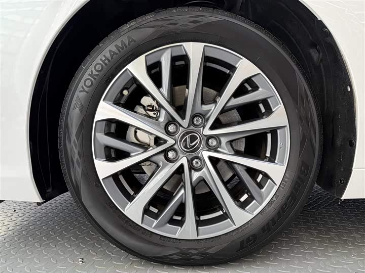 Фото 9 - Lexus ES