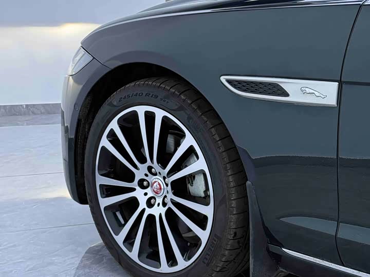 Jaguar XF L 2025 2025款 2.0T P250 两驱尊享豪华版