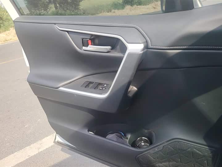 Photo 7 - Toyota RAV4