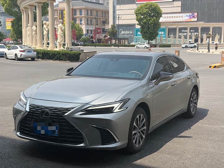 Фото 1 - Lexus ES