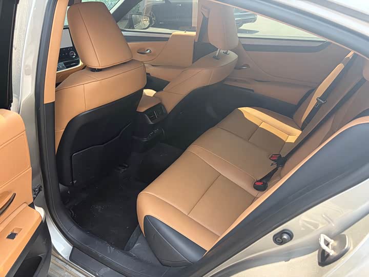 Фото 3 - Lexus ES