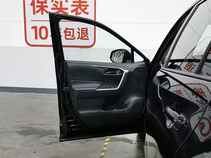Photo 8 - Toyota RAV4