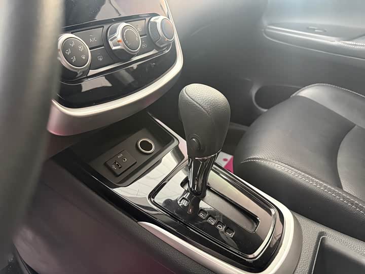 Фото 7 - Nissan Tiida
