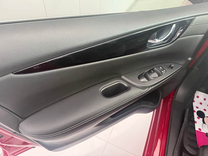 Фото 8 - Nissan Tiida