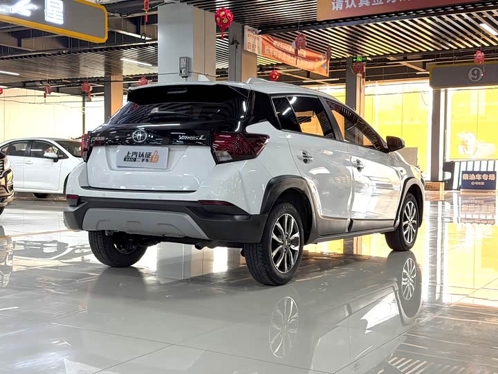 Фото 4 - Toyota Yaris L Hatchback