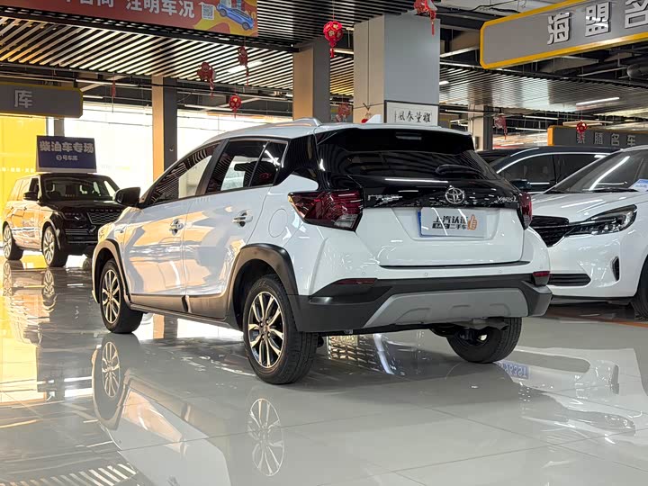 Фото 6 - Toyota Yaris L Hatchback