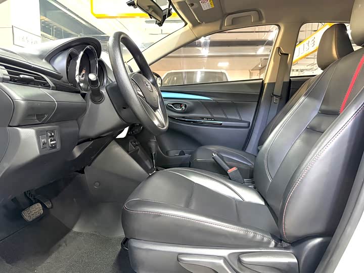 Фото 8 - Toyota Yaris L Hatchback