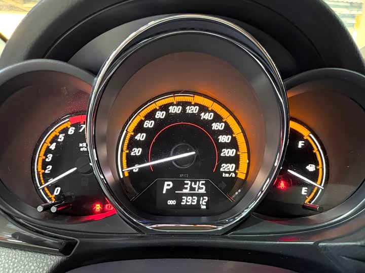 Фото 9 - Toyota Yaris L Hatchback