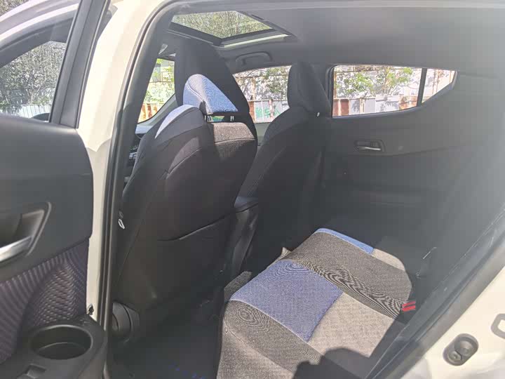 Фото 5 - Toyota C-HR EV