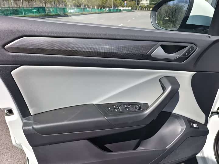 Volkswagen T-Roc 2026 2026款 300TSI DSG两驱辰光版