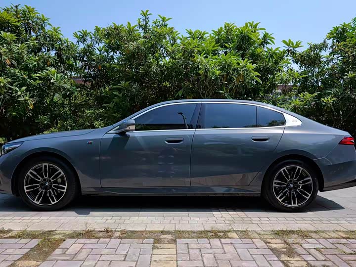 Фото 2 - BMW 5 Series