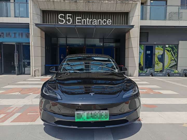 Фото 1 - Tesla Model 3