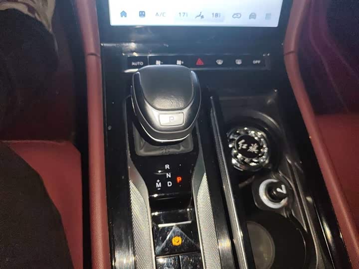 Фото 7 - Hongqi H5