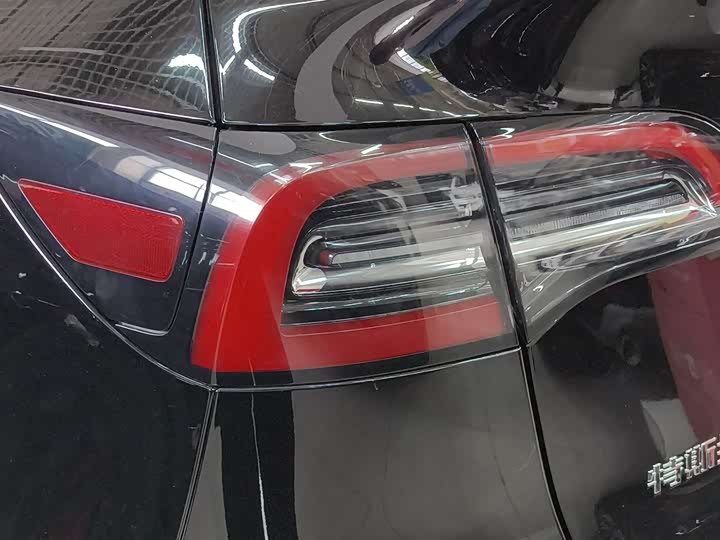 Zdjęcie 6 - Tesla Model Y