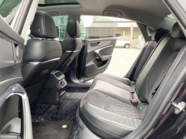 Фото 3 - Audi A7L