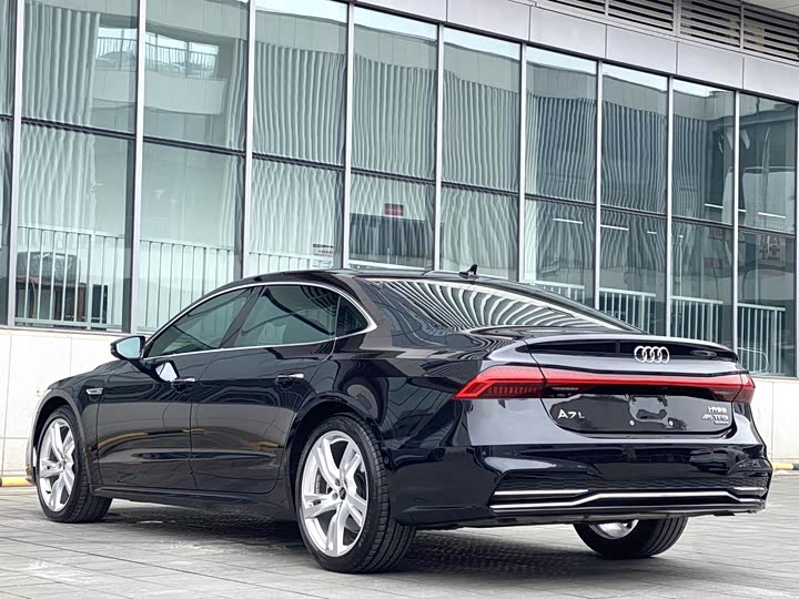 Фото 9 - Audi A7L