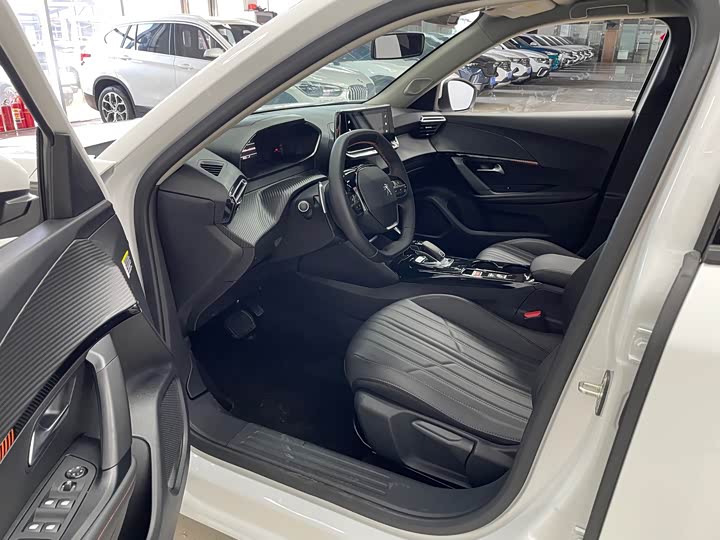 Фото 7 - Peugeot 2008