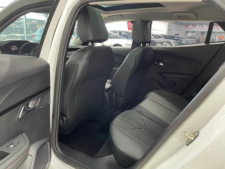 Фото 8 - Peugeot 2008