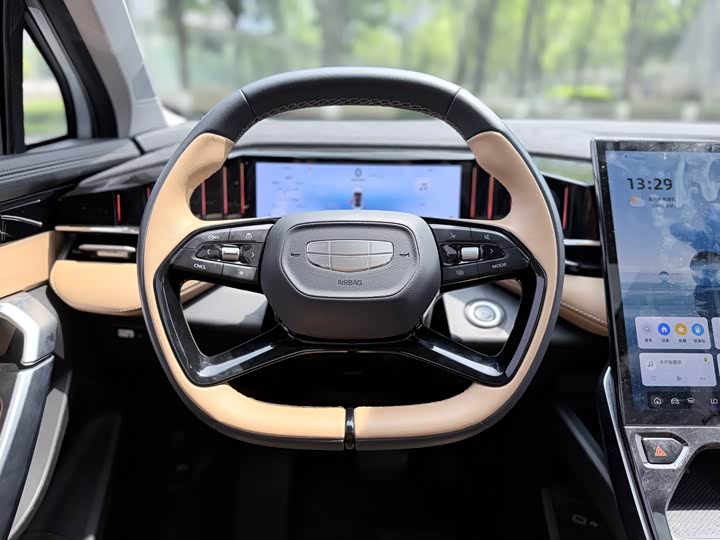 Фото 5 - Geely Atlas L