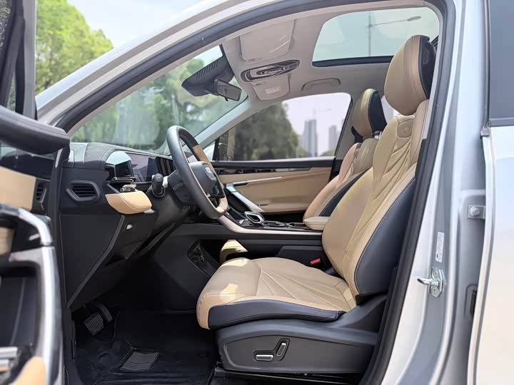 Фото 9 - Geely Atlas L