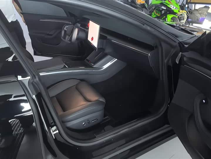 Tesla Model S 2023 2023款 三电机全轮驱动 Plaid版