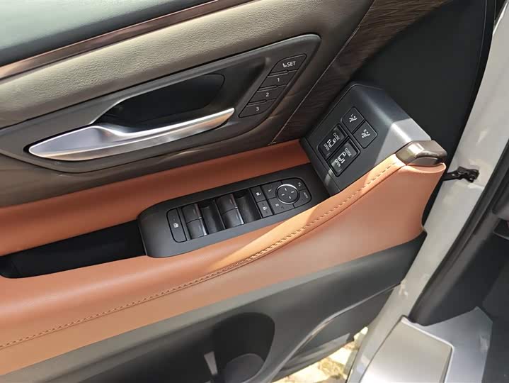 Toyota Alphard 2025 2025款 双擎 2.5L 尊贵黄金版