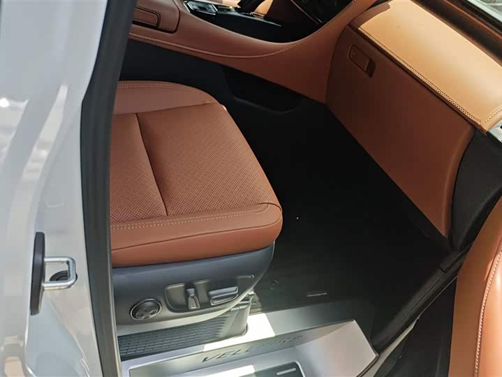 Toyota Alphard 2025 2025款 双擎 2.5L 尊贵黄金版