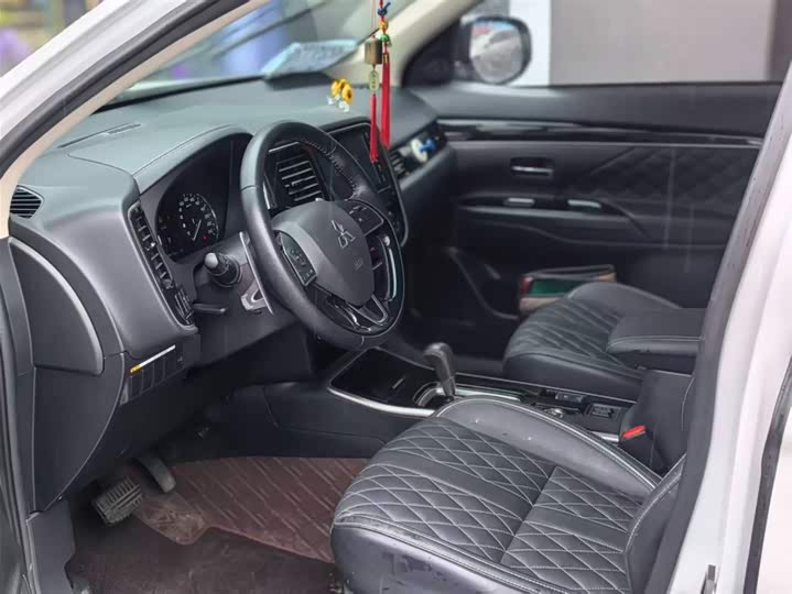 Mitsubishi Outlander 2021 2021款 2.4L 四驱致享版 7座