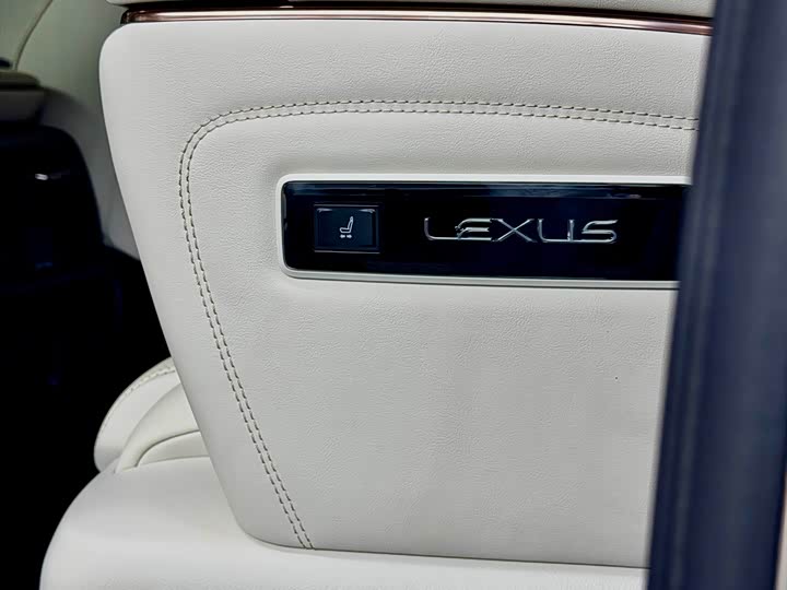 Фото 7 - Lexus LM