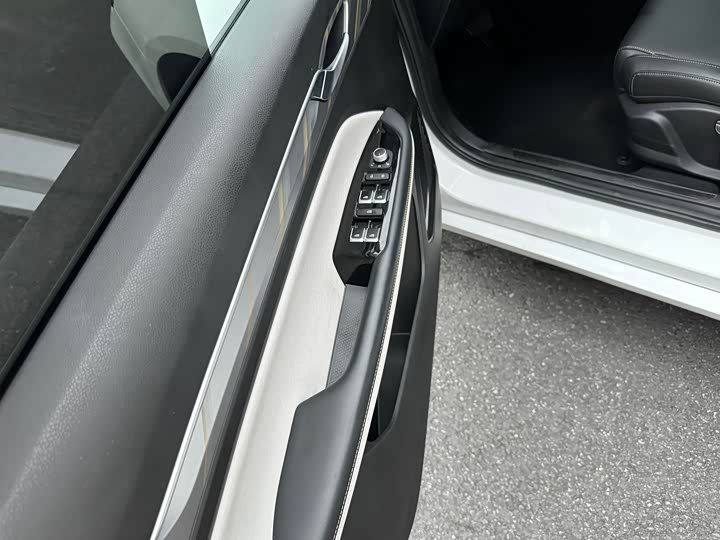 Geely Emgrand L 2022 2022款 1.4T CVT旗舰型