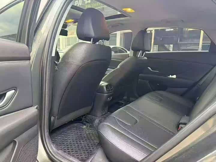 Photo 2 - Hyundai Elantra N line
