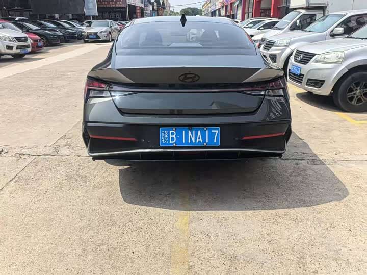 Photo 7 - Hyundai Elantra N line