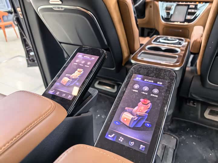 Фото 7 - Hongqi HQ9