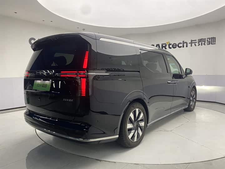 2025 Volvo EM90