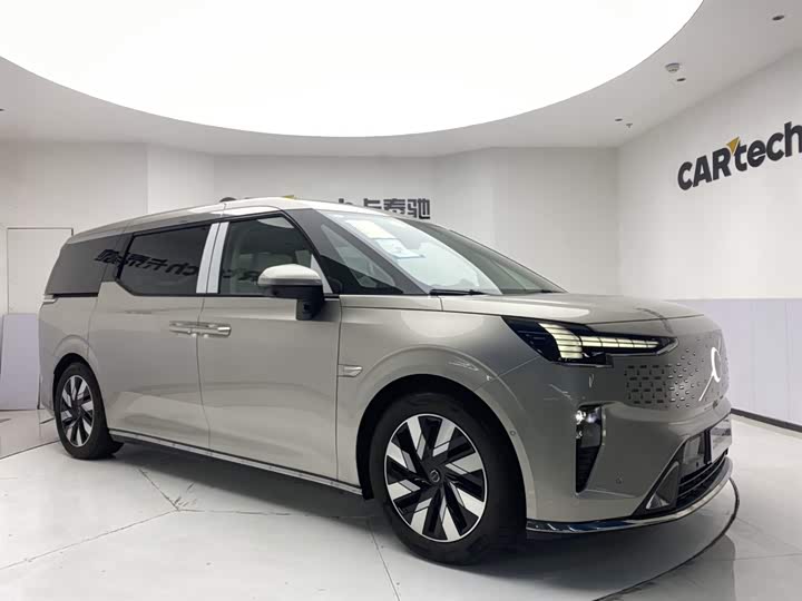2025 Volvo EM90