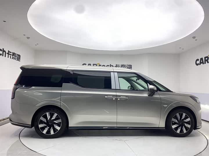 2025 Volvo EM90