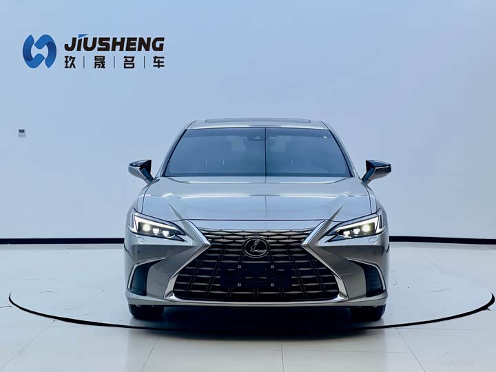 Фото 2 - Lexus ES