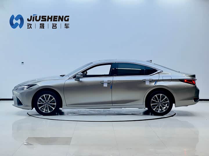 Фото 3 - Lexus ES