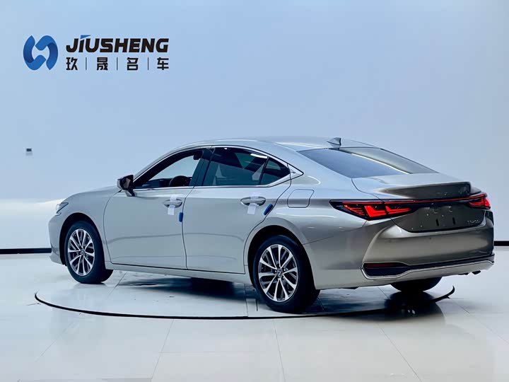 Фото 4 - Lexus ES