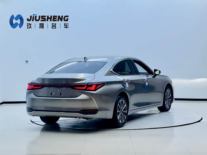 Фото 6 - Lexus ES