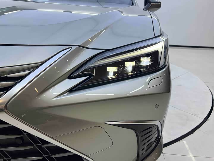 Фото 7 - Lexus ES