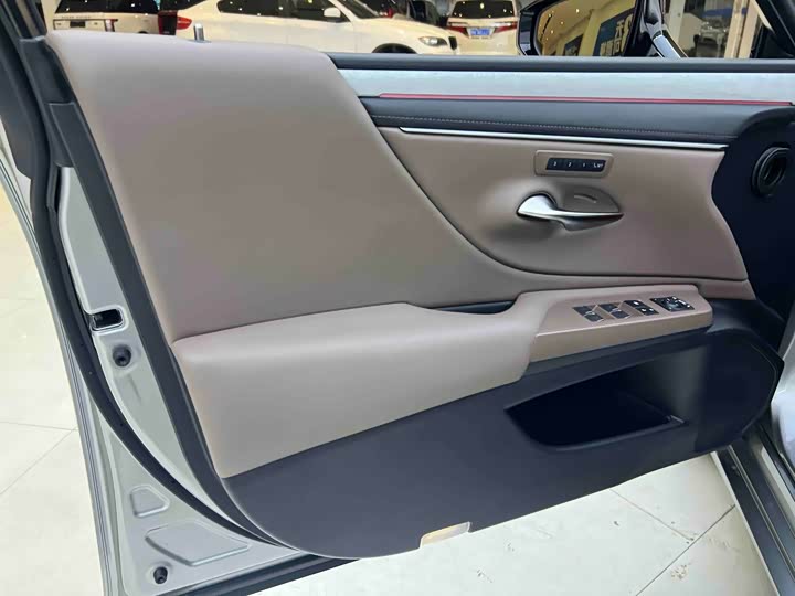Фото 9 - Lexus ES