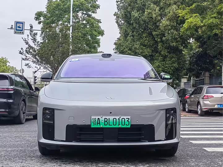 Фото 2 - LiXiang i8