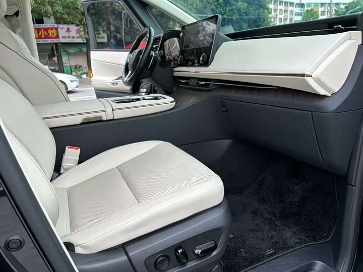 Фото 7 - Lexus LM