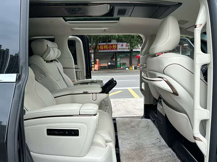 Фото 8 - Lexus LM