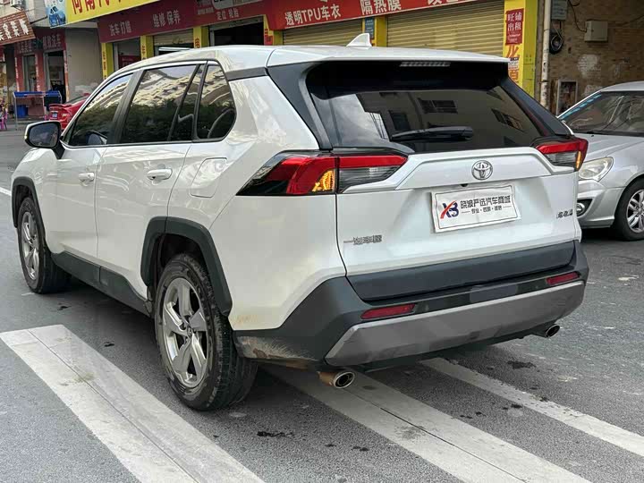 Фото 5 - Toyota RAV4