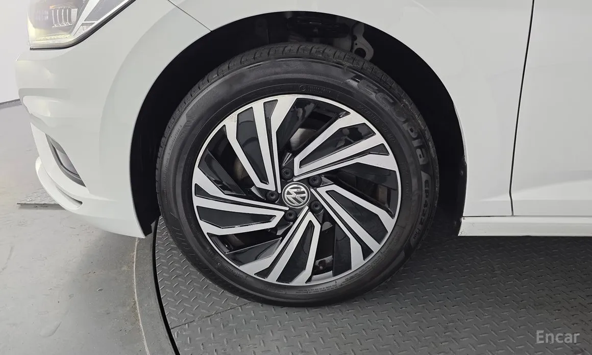 Photo 5 - Volkswagen Jetta