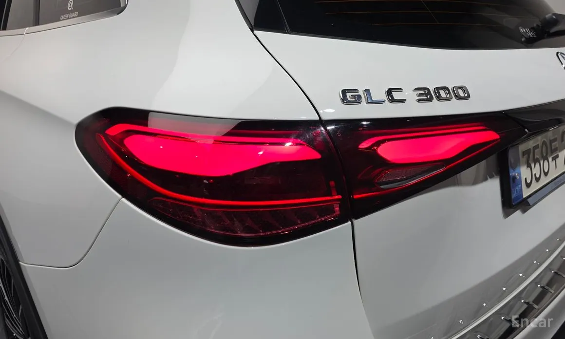 Mercedes-Benz GLC-Class 2023 GLC300 4MATIC AMG Line
