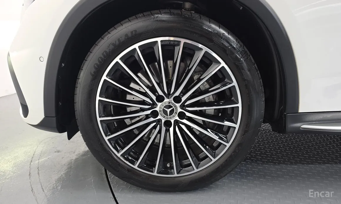 Mercedes-Benz GLC-Class 2023 GLC300 4MATIC AMG Line